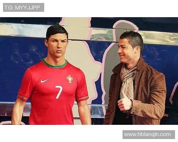 足球球星化身蜡像馆假装蜡像 引发游客惊喜与欢笑瞬间